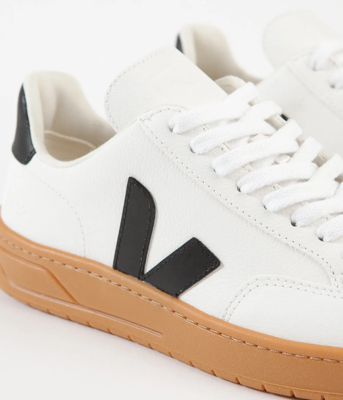 Veja Womens V-12 Chromefree Shoes - Extra White / Black / Gum Sole